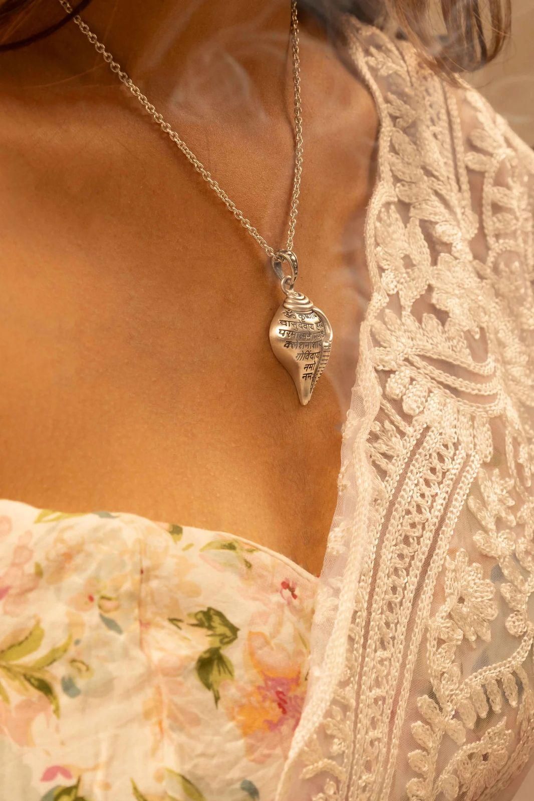 Shri Krishna Shankha Pendant with Chain h5swdg-k7