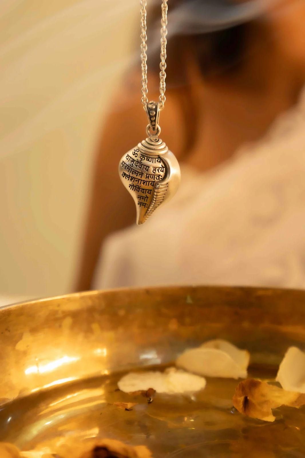 Shri Krishna Shankha Pendant with Chain h5swdg-k7