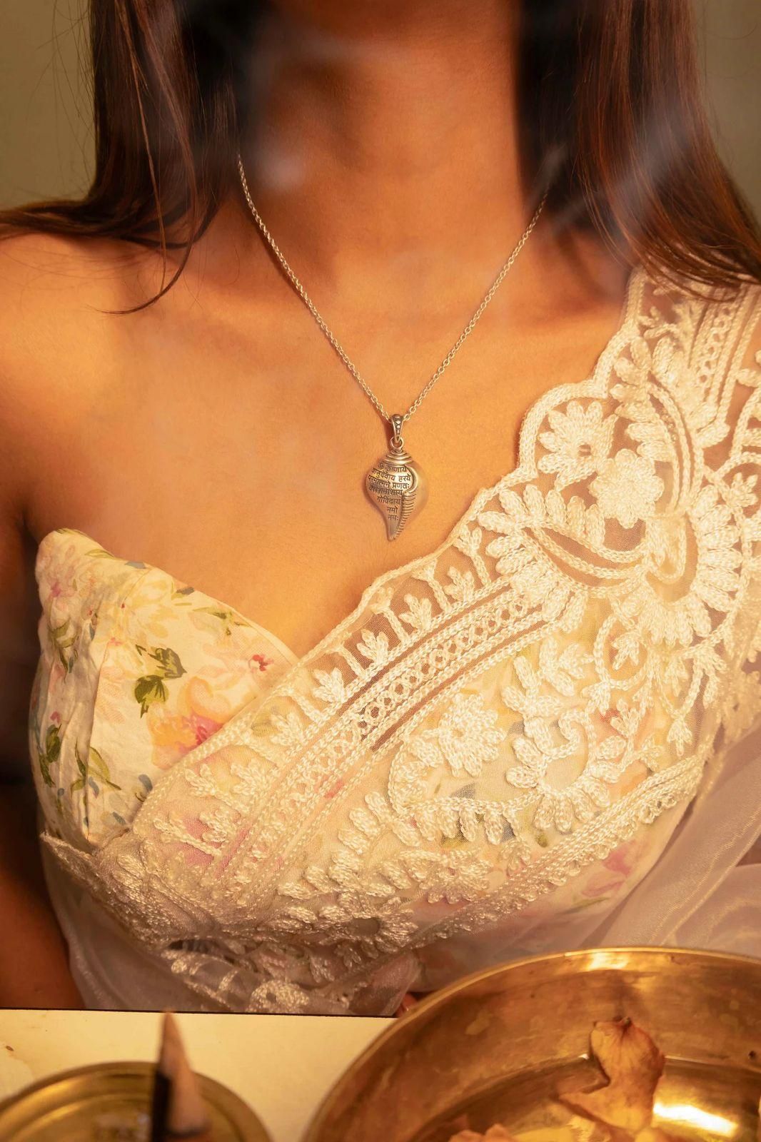 Shri Krishna Shankha Pendant with Chain h5swdg-k7